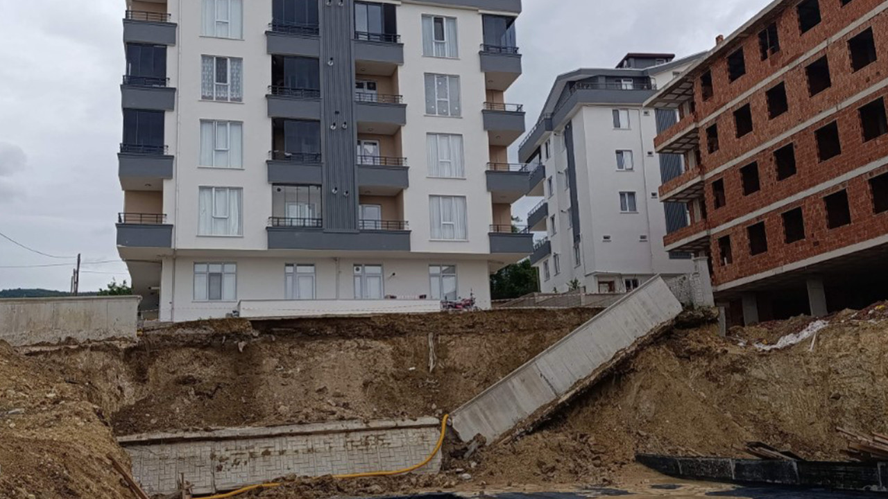 Sinopta korku dolu anlar apartmanin istinat duvari yagis sonrasi coktu rApKKHM9